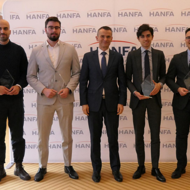 &lt;p&gt;Dobitnici nagrada i predsjednik Upravnog vijeća Hanfe Ante Žigman (u sredini)&lt;/p&gt;