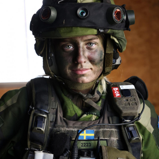 &lt;p&gt;Švedska vojnikinja pod punom opremom&lt;/p&gt;