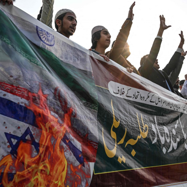 Mladež na ulicama Islamabada drži transparente i prosvjeduje nakon iranskog napada na teritorij Pakistana.