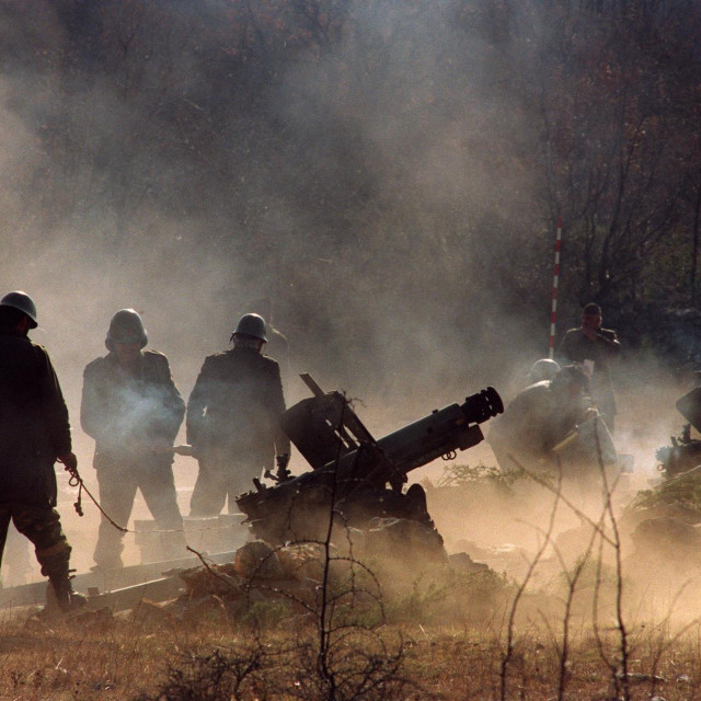 &lt;p&gt;Srpski vojnici u okolici Obrovca pucaju prema položajima Hrvatske vojske (arhivska fotografija)&lt;/p&gt;