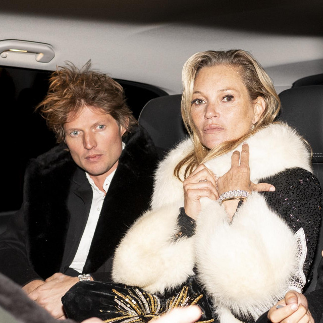 &lt;p&gt;Kate Moss sa svojim dečkom Nikolai von Bismarckom u limuzini napušta restoran u Parizu za vrijeme proslave svog 50. rođendana&lt;/p&gt;