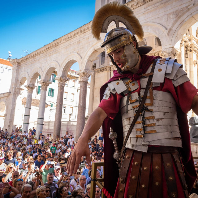 &lt;p&gt;Zadnji dan trodnevne manifestacije Storija Dioklecijana, turisti u Splitu&lt;/p&gt;