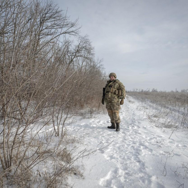 Ukrajinski pješak drži stražu u rovovima na prvoj liniji, u smjeru Kupjanska i Krohmalne