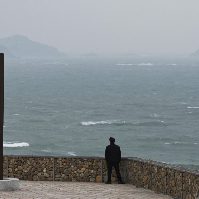 &lt;p&gt;Čovjek gleda u olujno more u Tajvanskom tjesnacu, s otoka Pingtan, najbliže točke u Kini do glavnog otoka Tajvana, u kineskoj jugoistočnoj provinciji Fujian&lt;/p&gt;

&lt;p&gt; &lt;/p&gt;
