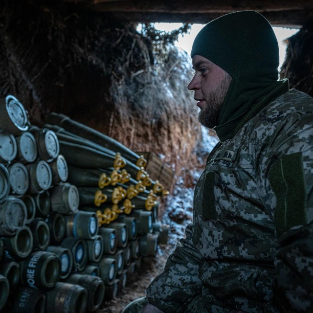Ukrajinski vojnik pokraj granati za haubicu M109 Paladin