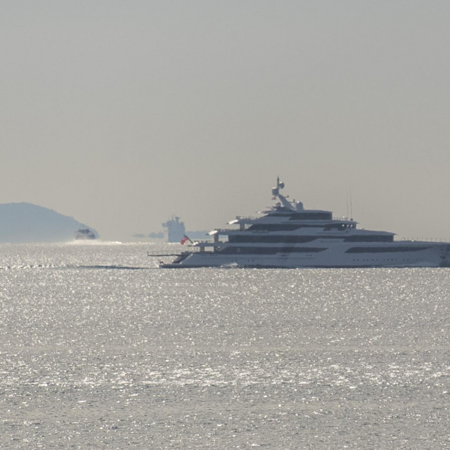 Megajahta ‘Royal Romance‘ tijekom plovidbe Splitskim kanalom