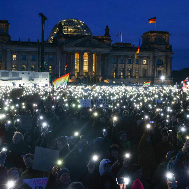 Provjed protiv AfD-a ispred zgrade Reichstaga u Berlinu
