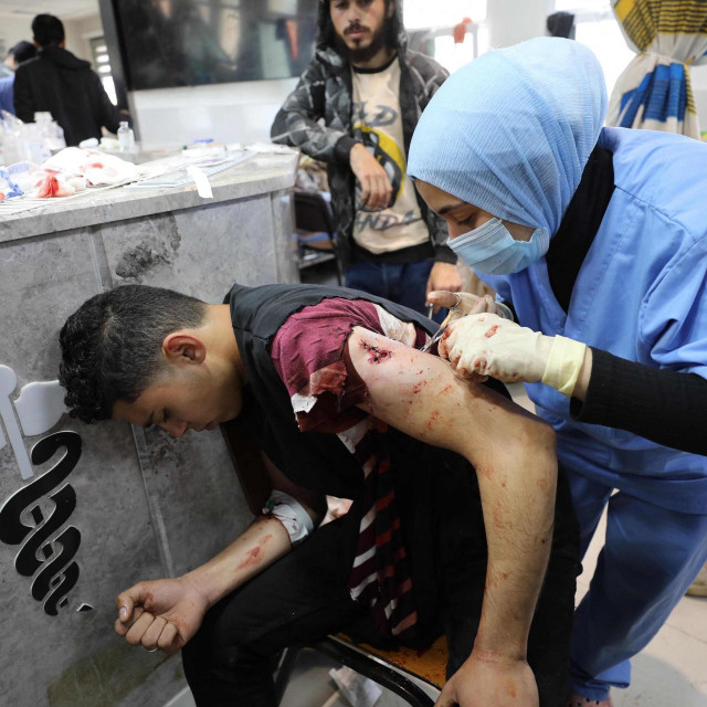 Pružanje pomoći u bolnici Al-Shifa nakon izraelskog napada