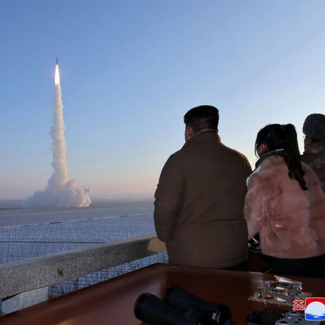 Kim Jong Un promatra testiranje projektila Hwasongpho-18
