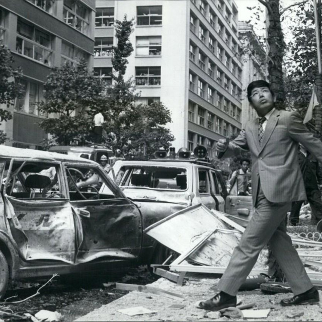 &lt;p&gt;Prizor bombaškog napada na Tokio 1974., na slici oštećen auto i prolaznik&lt;/p&gt;