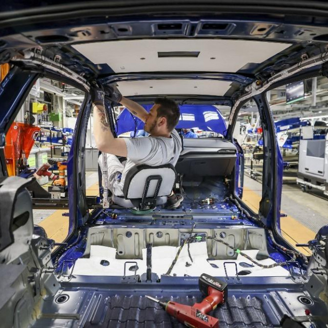 Kako će radnik u njemačkoj autoindustriji dati viši doprinos ako će raditi kraće? Zaposlenik spaja VW ID.4 u Volkswagenovoj tvornici u Zwickauu. Volkswagen je tvornicu, koja zapošljava oko 9000 ljudi, pretvorio u tvornicu isključivo električnih vozila po cijeni od 1,2 milijarde eura