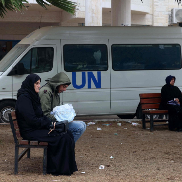 Prizor ispred klinike agencije UNRWA u gradu Rafahu na jugu Pojasa Gaze. 