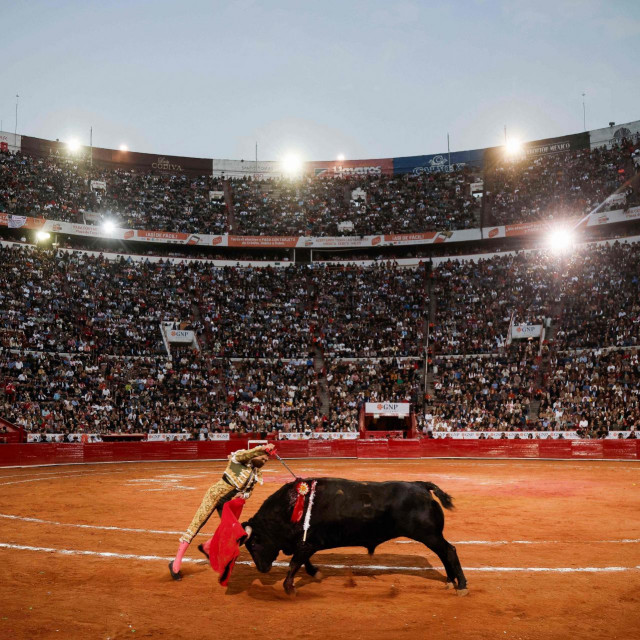 Joselito Adame ubija bika