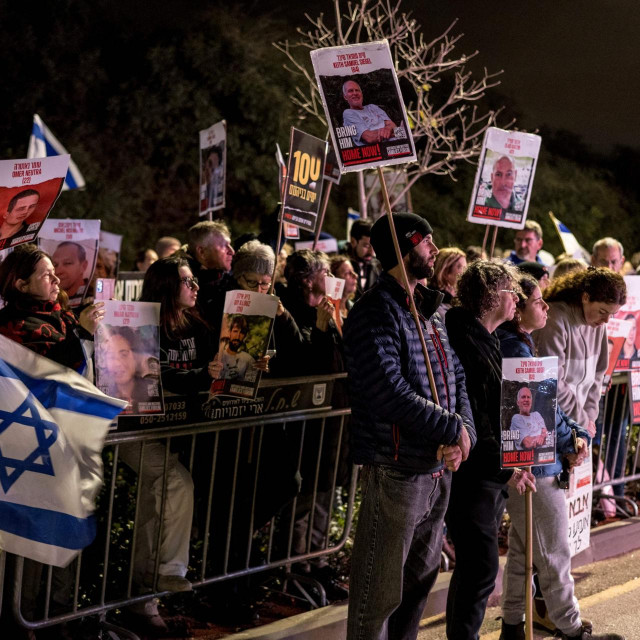 Prosvjednici ispred vile Benjamina Netanyahua u Tel Avivu traže spašavanje talaca iz Gaze