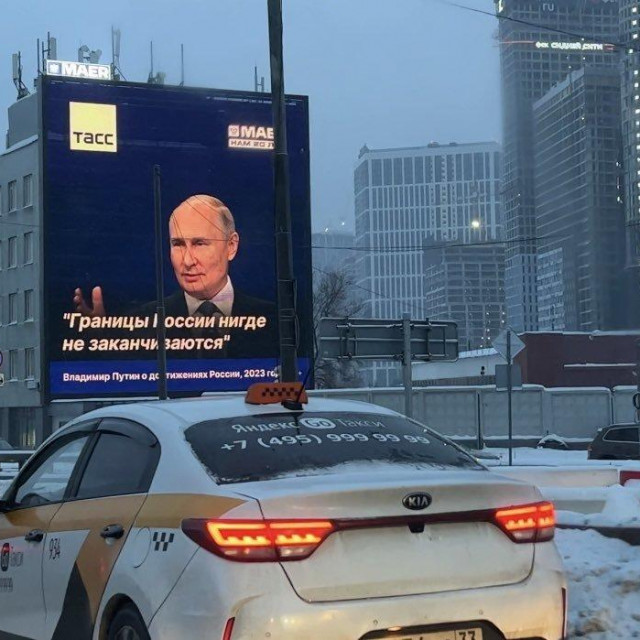 Plakat na ulicama Moskve