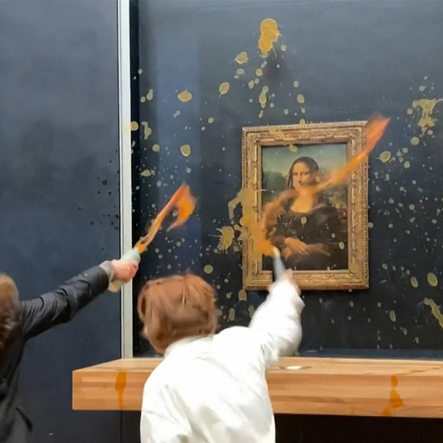 Bacanje juhe na Mona Lisu, Louvre