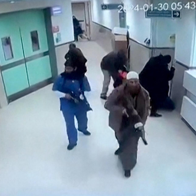 Prizor s nadzorne kamere u bolnici u Dženinu. Članovi Musta‘ribina u akciji. 