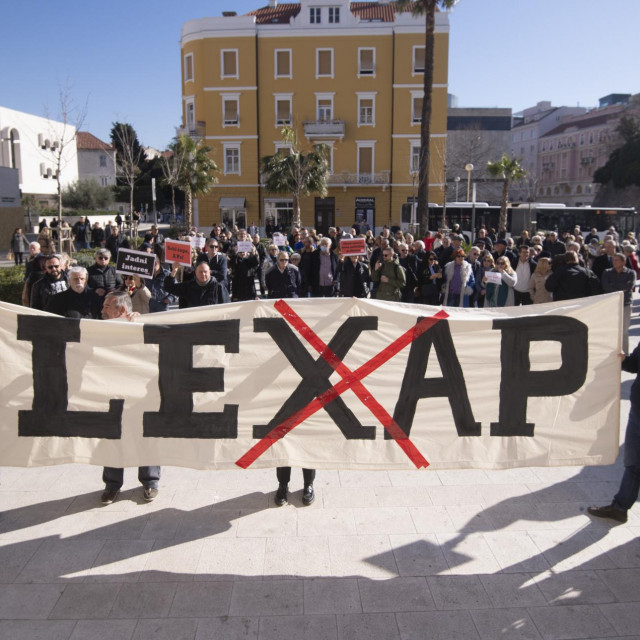 Hrvatsko novinarsko društvo organiziralo je prosvjed protiv tzv. Lex AP, Zakona opasnih namjera, koji zabranjuje izvještavanje o korupciji i svim sličnim nepravilnostima i malverzacijama