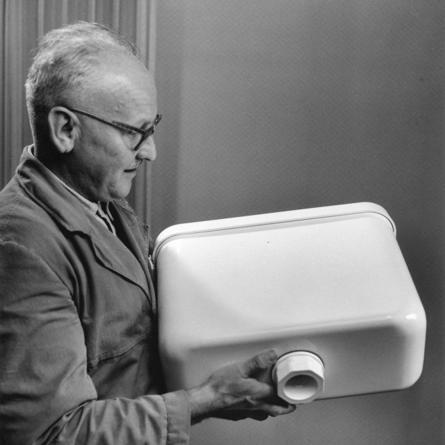 Tehnički savjetnik predstavlja jedan od prvih modela vodokotlića od PVC-a. Vodokotlići izrađeni u potpunosti od plastike bili su prvi u svijetu u 1950- ima