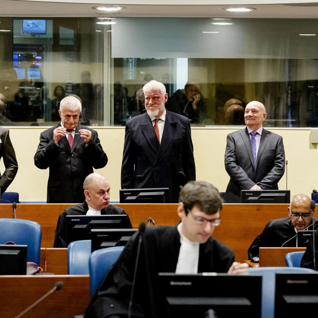 &lt;p&gt;Jadranko Prlić, Bruno Stojić, Slobodan Praljak, Milivoj Petković i Valentin Ćorić pred sucima u Haagu 29. studenoga 2017.&lt;/p&gt;