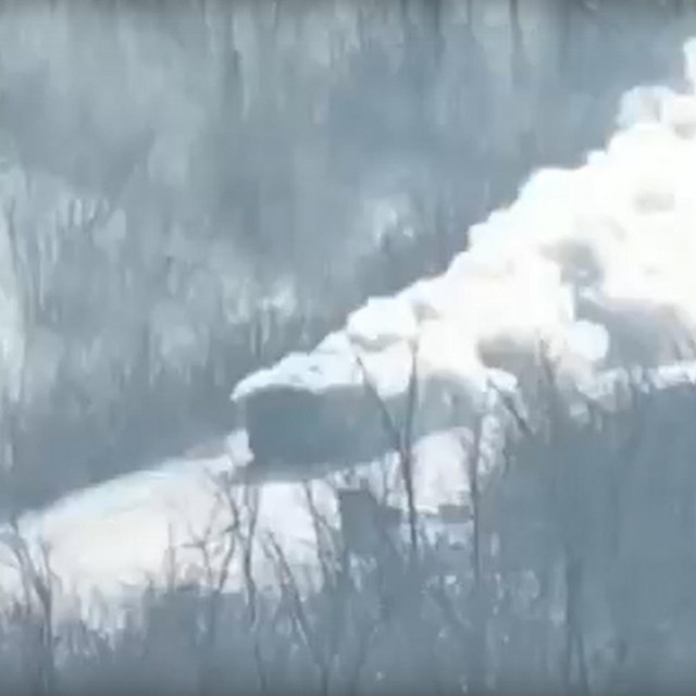 Ruski kamion štiti se od dronova dimnom zavjesom
