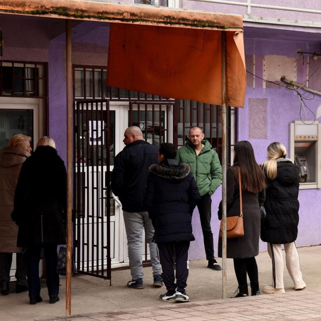 &lt;p&gt;Ljudi čekaju ispred banke na Kosovu&lt;/p&gt;