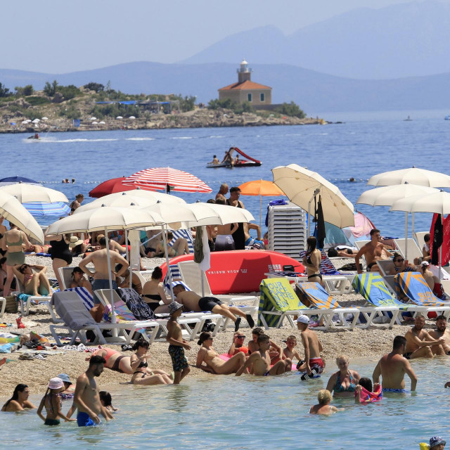 &lt;p&gt;Makarska plaža prepuna kupača (ilustracija)&lt;/p&gt;