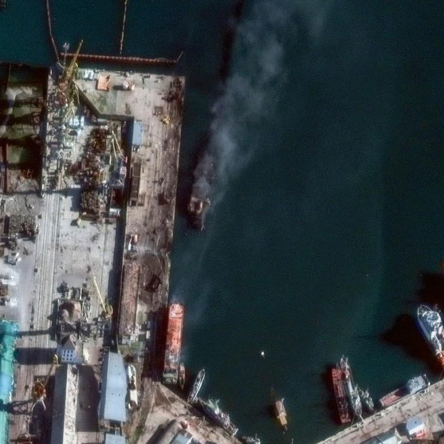 <p>Oštećeni ruski brod u krimskoj luci Feodosia</p>