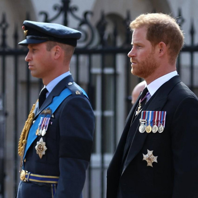 Prinčevi William i Harry tijekom pogreba kraljice Elizabete II.