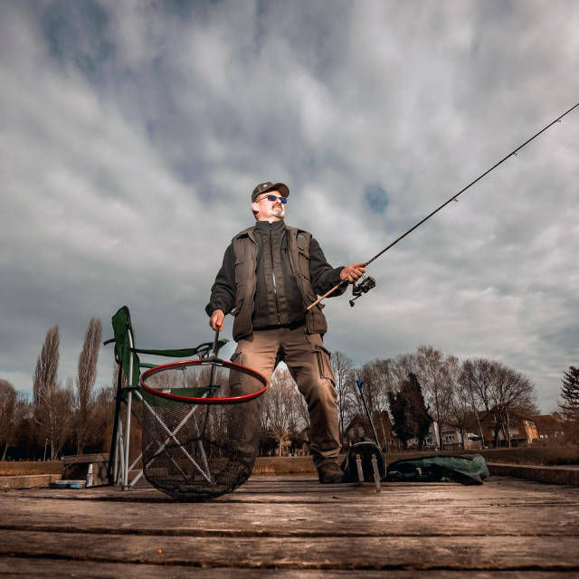 Zoltan Tot je ribič iz Darde. Lovi ribu na jezeru i Dunavu.
 