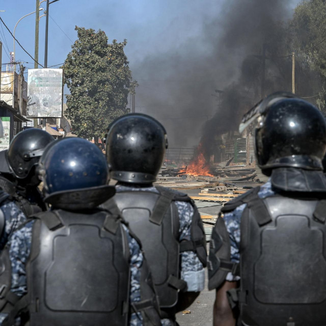 &lt;p&gt;Senegalska policija suzavcem je rastjerivala prosvjednike u Dakru&lt;/p&gt;

&lt;p&gt; &lt;/p&gt;