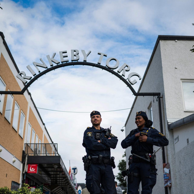 Policajci Michael Cojocaru i Rissa Seidou na glavnom trgu u Rinkebyju, švedskom gradu poznatom po velikoj imigrantskoj zajednici.