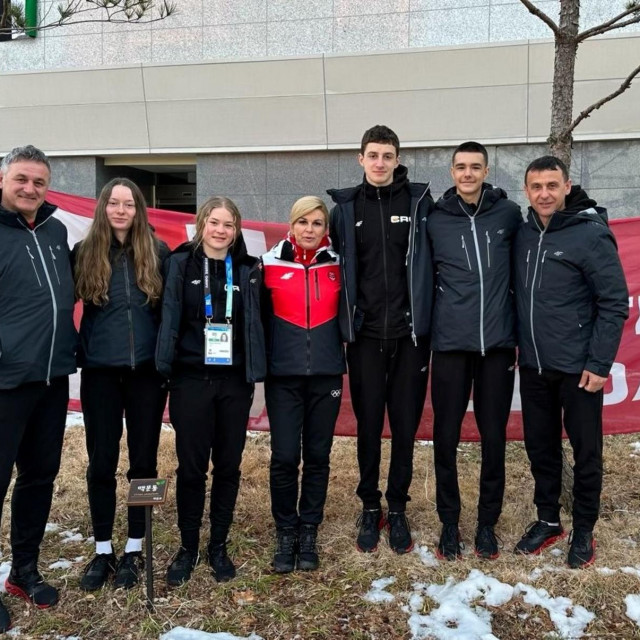 Skijaški trkači i njihovi treneri s članicom MOO-a iz Hrvatske Kolindom Grabar-Kitarović