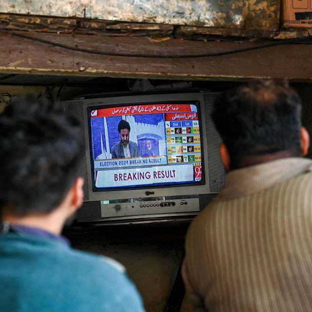 Građani prate rezultate izbora uživo na televiziji