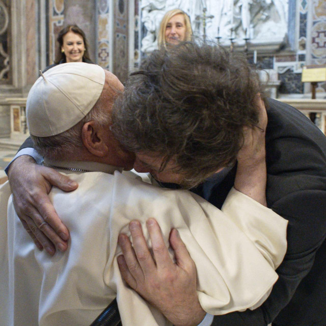 Papa Franjo i Milei u zagrljaju