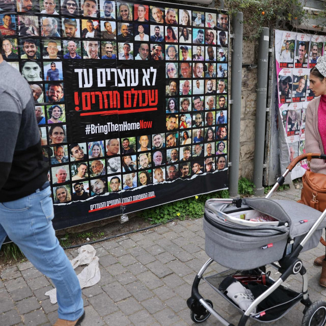 &lt;p&gt;Plakati s licima otetih u Jeruzalemu&lt;/p&gt;