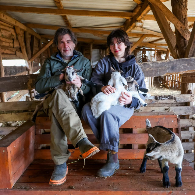 Stancija Kumparička gdje obitelj Winkler vodi farmu koza na kojoj proizvodi kozje sireve. Na fotografiji: Tita i njen otac Ales Winkler sa kozama. 