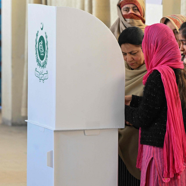Na fotografiji: glasanje na izborima u Pakistanu