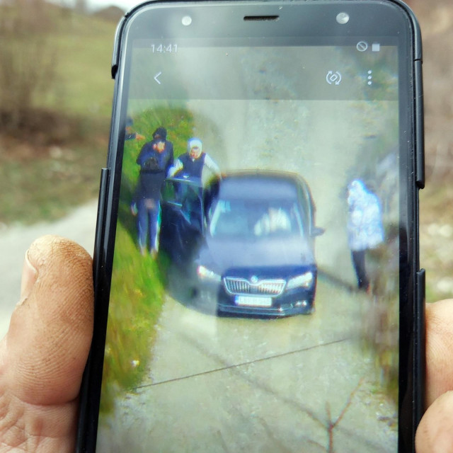 Fotografija s mobitela gdje se vidi kako se migranti ukrcavaju u vozilo krijumčara (arhiva)
