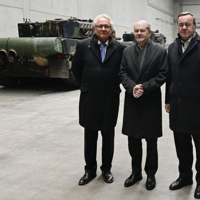 Njemački kancelar Olaf Scholz, ministar obrane Boris Pistorius i šef vojne tvornice Rheinmetall Armin Papperger ispred tenkova Leopard 2