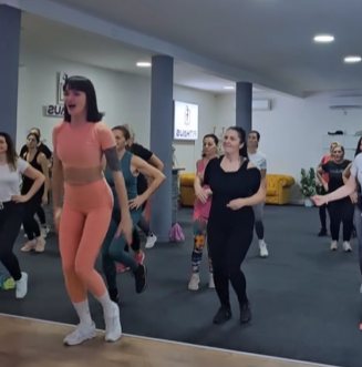 Fitnes uz zvukove narodnjaka novi je hit: ‘Neke moje klijentice su smršavjele do 15 kilograma, a na Prijovićku bude lom‘
