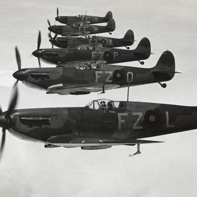 &lt;p&gt;Šest lovaca Supermarine Spitfire Mark1 u letu&lt;/p&gt;