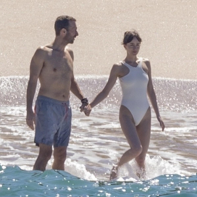 &lt;p&gt;Dakota Johnson i Chris Martin na plaži u Puerto Vallarti u Meksiku&lt;/p&gt;