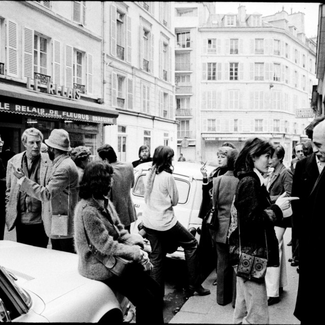 &lt;p&gt;Brion Gysin u svijetloj jakni, pokraj čovjeka sa šeširom, u Parizu 1977. godine&lt;/p&gt;