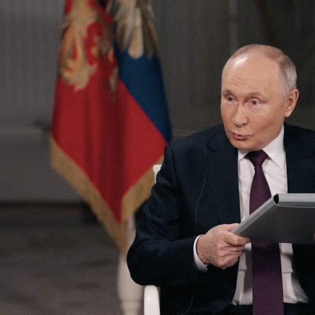 Tucker Carlson u intervjuu s ruskim predsjednikom Vladimirom Putinom u Moskvi 6. veljače 2024. 