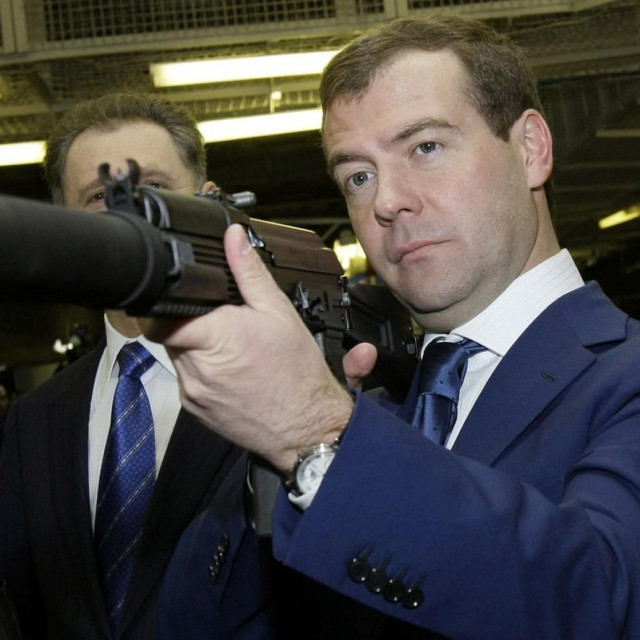 Bivši predsjednik Rusije Dmitrij Medvedev isprobao je kalašnjikov u vojnoj tvornici u Iževsku.