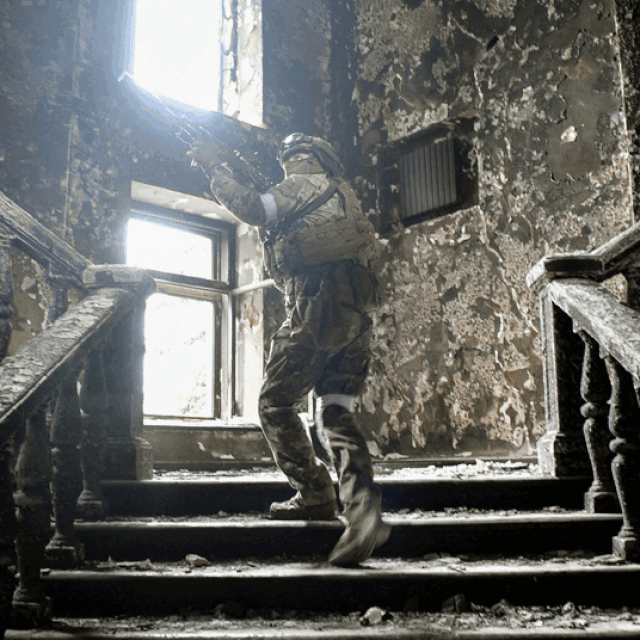 &lt;p&gt;Ruski vojnik na stepenicama kazališta u Mariupolju; Kerčki most netom nakon eksplozije; djevojčica se oprašta od oca u Odesi, početkom rata; ukrajinski vojnici pucaju iz švedske haubice Archer&lt;/p&gt;