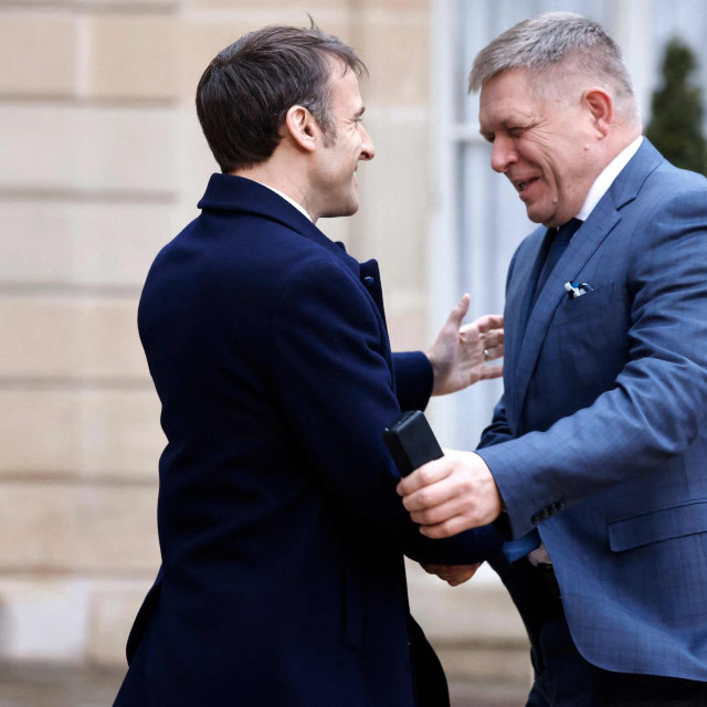Emmanuel Macron i Robert Fico 
