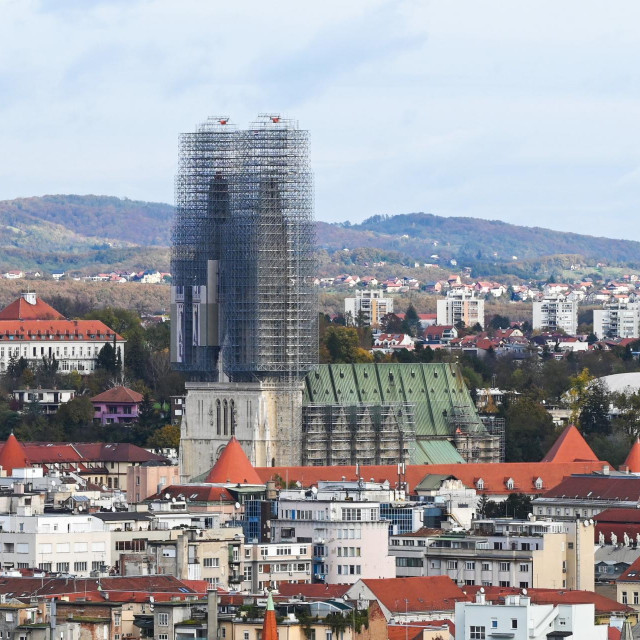 &lt;p&gt;Tornjevi zagrebačke katedrale pod skelama koje se prekrivaju s ukrasnim zaštitnim platnom&lt;/p&gt;