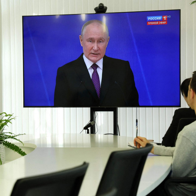&lt;p&gt;Radnici na Krimu u uredima gledaju obraćanje ruskog predsjednika Vladimira Putina.&lt;/p&gt;

&lt;p&gt; &lt;/p&gt;